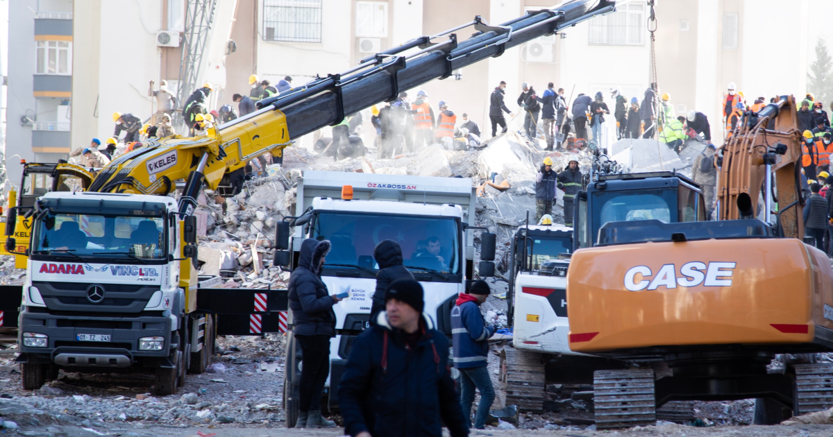 A crane lifts rubble from the 2023 Turkey Earthquake.